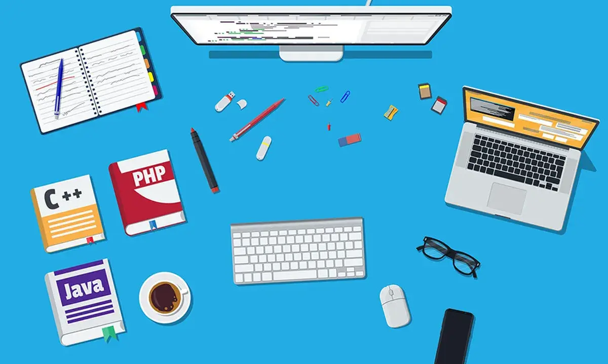 Biurko programisty: książki C++, PHP, Java, notatnik, komputer, laptop, klawiatura, mysz, telefon, okulary i kawa. To jest co to jest programowanie.