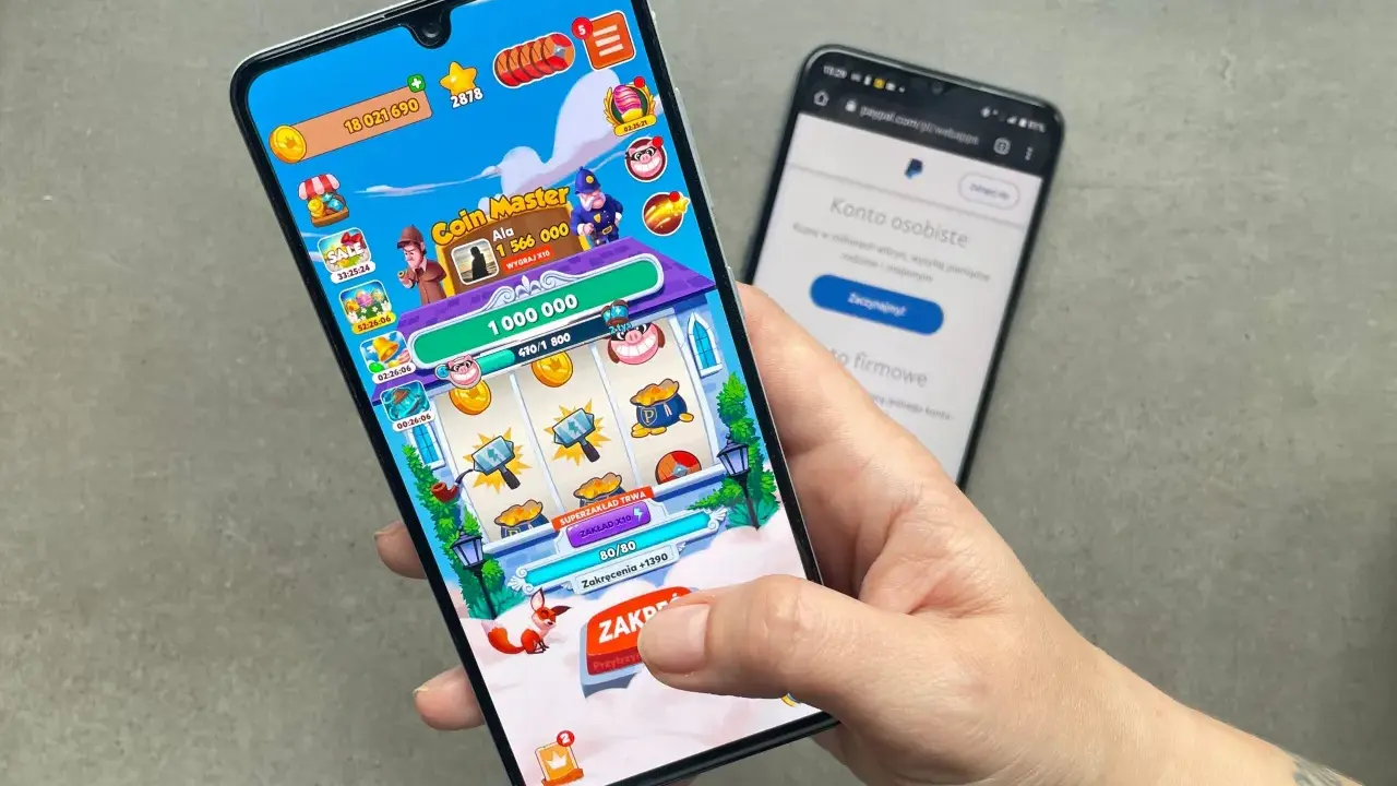 Gra Coin Master na telefonie, obok ekran z PayPalem. Czy to sposób na zarabianie przez aplikacje?
