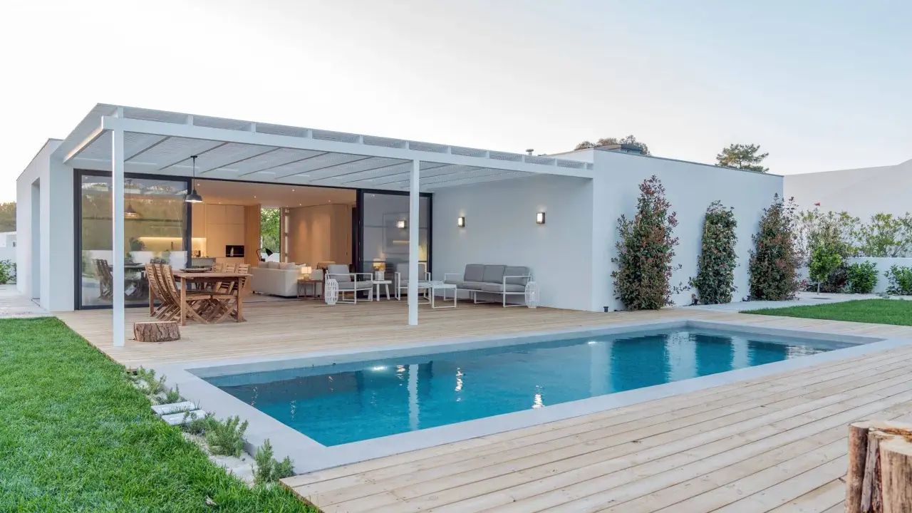 Modern villa with pool and terrace. The **aerotermia para piscinas** ensures a perfect temperature for swimming year-round.
