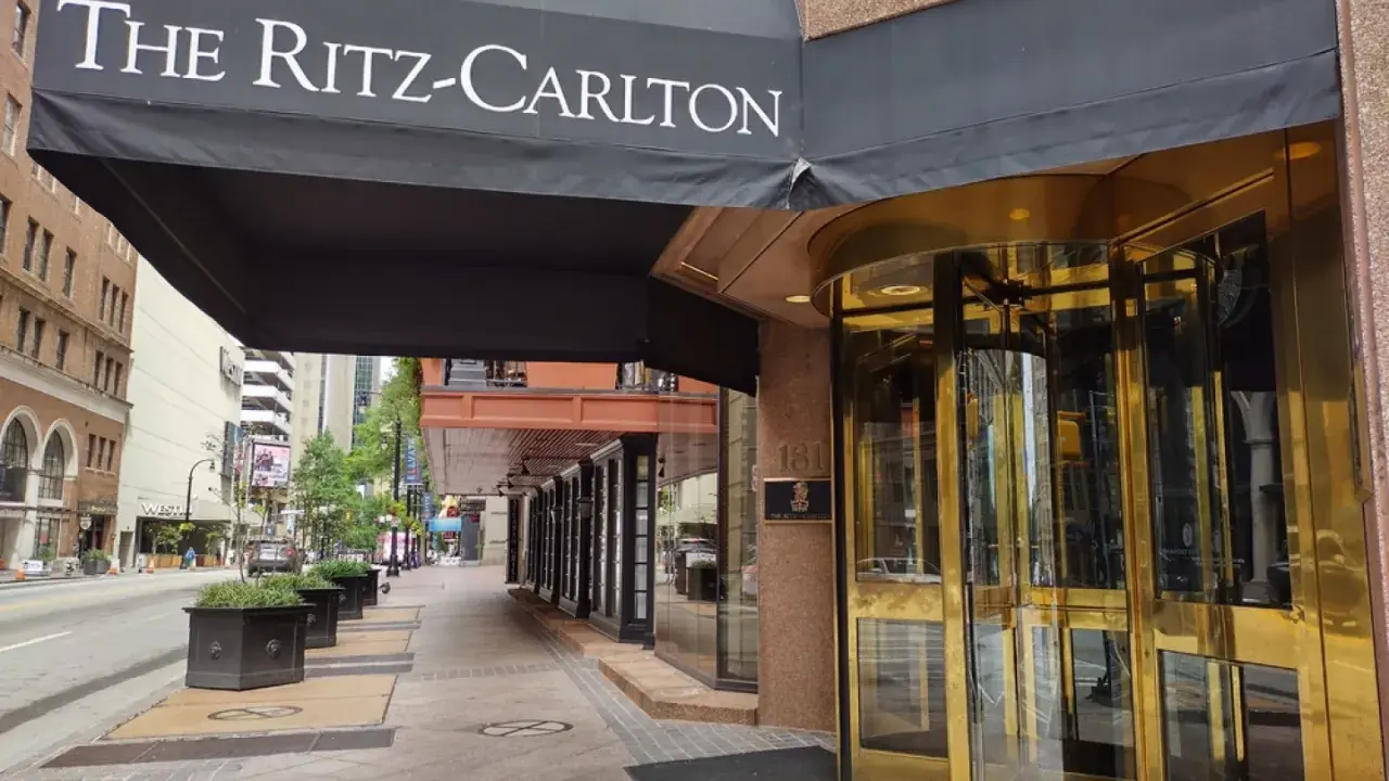 Wejście do The Ritz-Carlton z obrotowymi drzwiami. pro8l3m ritz-carlton tekst.