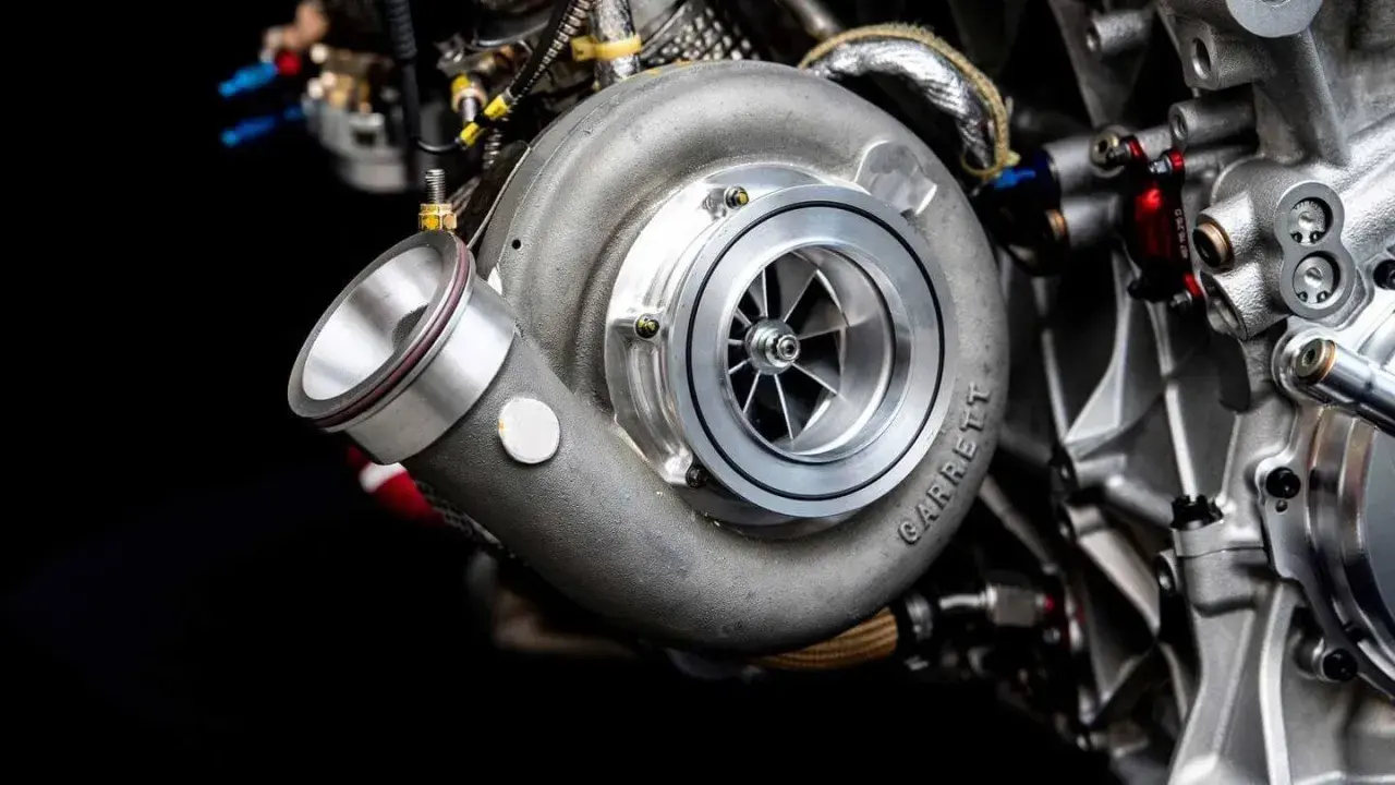 El turbo de un coche, como este Garrett, es una maravilla de la ingeniería que aumenta la potencia del motor.