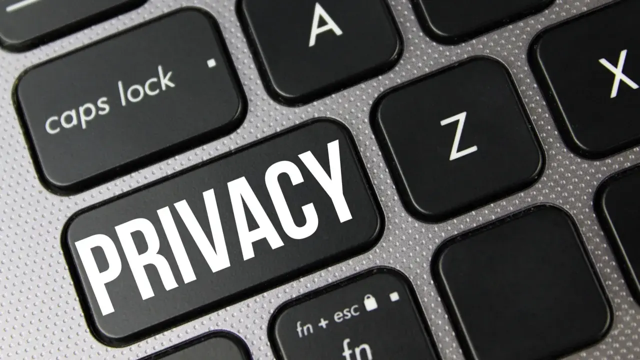Tasto "PRIVACY" su tastiera, un promemoria visivo contro la violazione della privacy digitale.