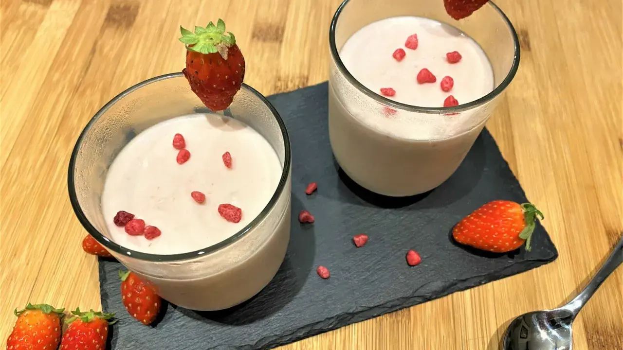 Délicieuse mousse chocolat blanc fraise, garnie de fraises fraîches et de morceaux de fruits lyophilisés.