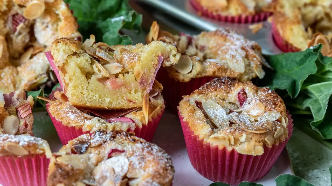 Muffins med rabarber och mandel, pudrade med florsocker. Perfekt att baka med rabarber nu!