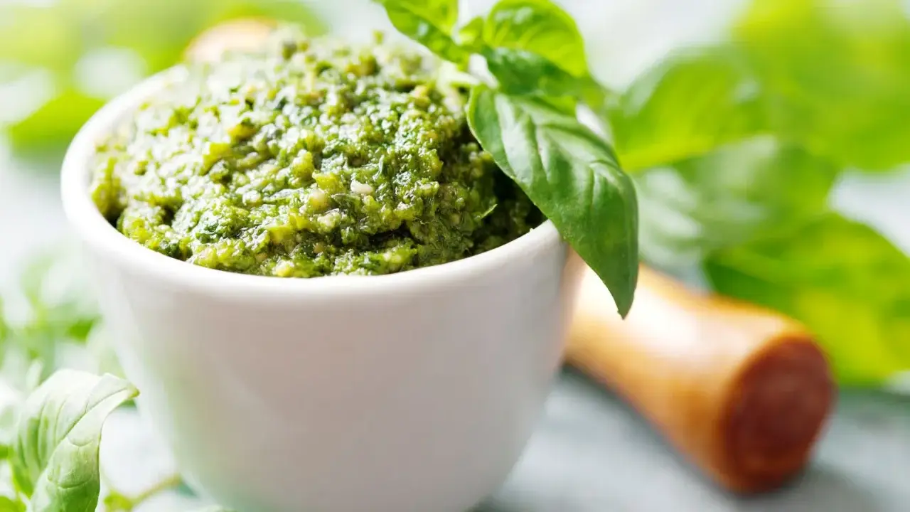Pesto z bazylii, aromatyczny sos, do czego służy bazylia? Do nadania smaku makaronom, sałatkom i pieczywu.