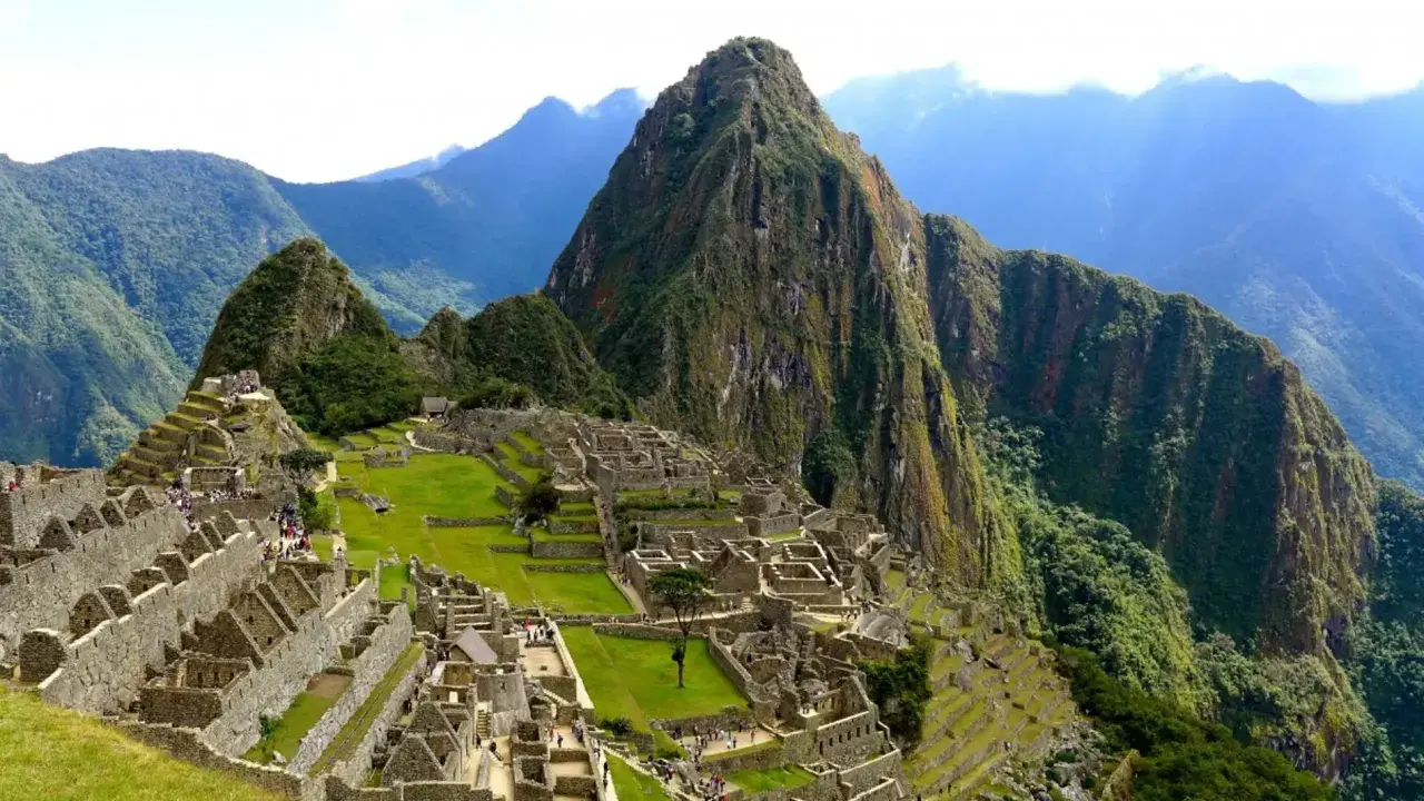 Impresionante vista de Machu Picchu, la ciudadela inca en lo alto de los Andes. Descubre qué es el Machu Picchu y su misterio.