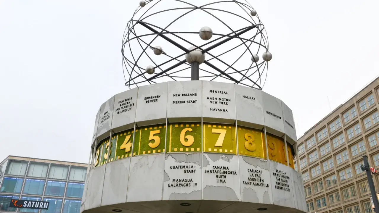 Världsklockan vid Alexanderplatz är ett av Berlins måsten. En fascinerande konstruktion som visar tiden i olika städer världen över.