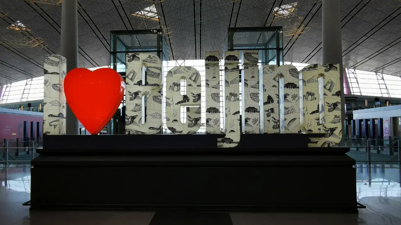 Serce i litery "I love Beijing" w terminalu lotniska. Czy można wyjść z lotniska w czasie przesiadki?