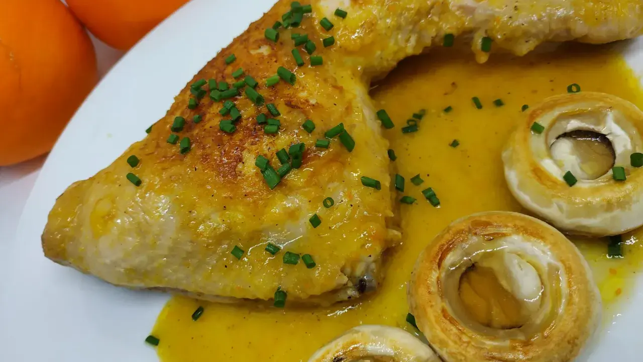 Pollo a la naranja jugoso con salsa cítrica, acompañado de champiñones y cebollino fresco.
