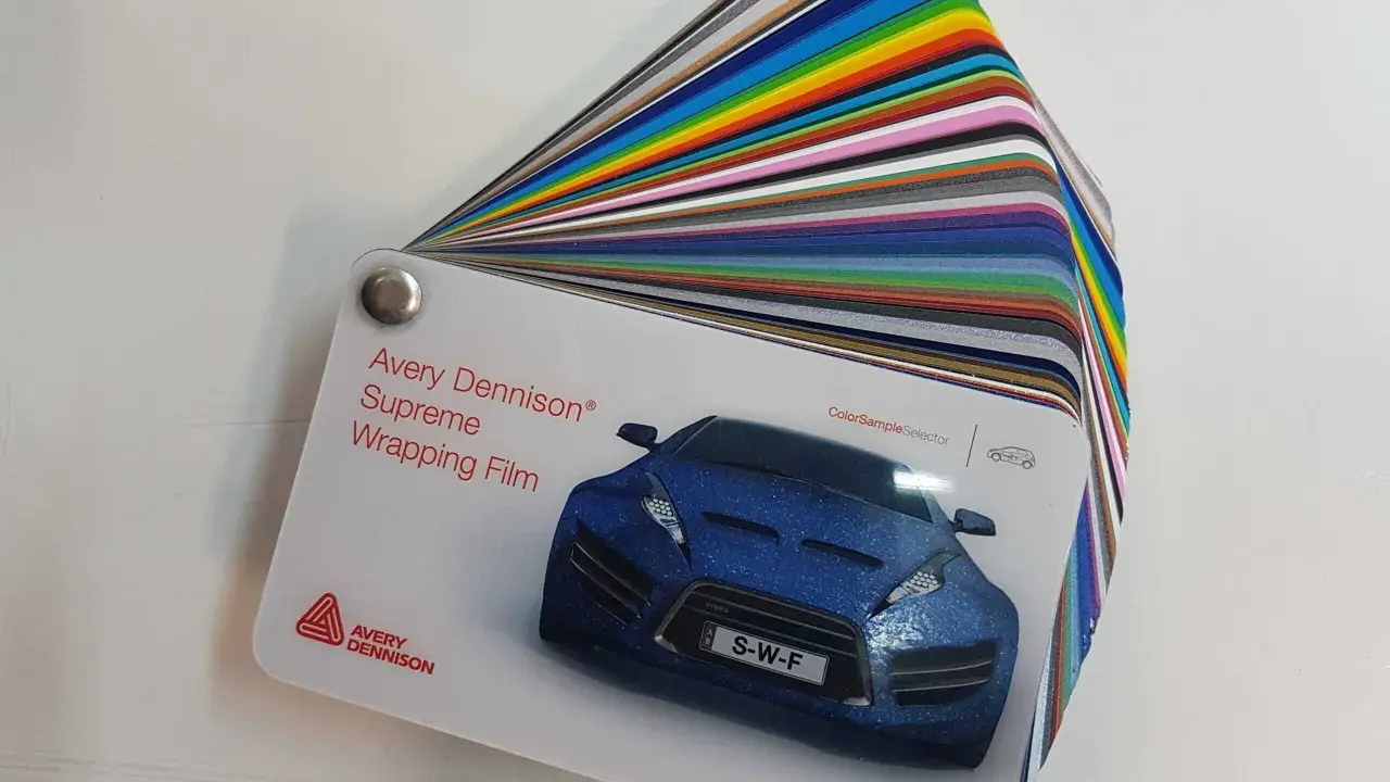 Próbnik Avery Dennison Supreme Wrapping Film z wieloma kolorami folii. Idealny do wyboru idealnego odcienia dla Twojego auta.