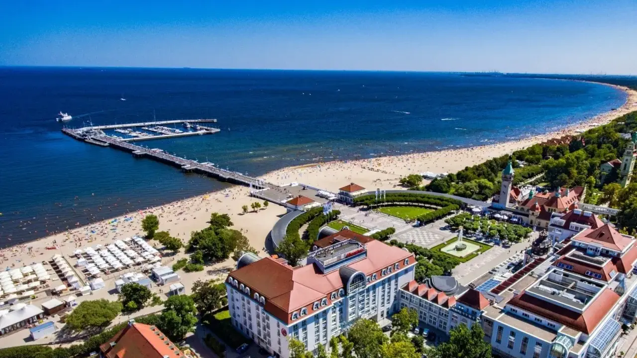 Sopot: plaża, molo, park i hotele dla dorosłych Polska. Idealne miejsce na relaks nad Bałtykiem.