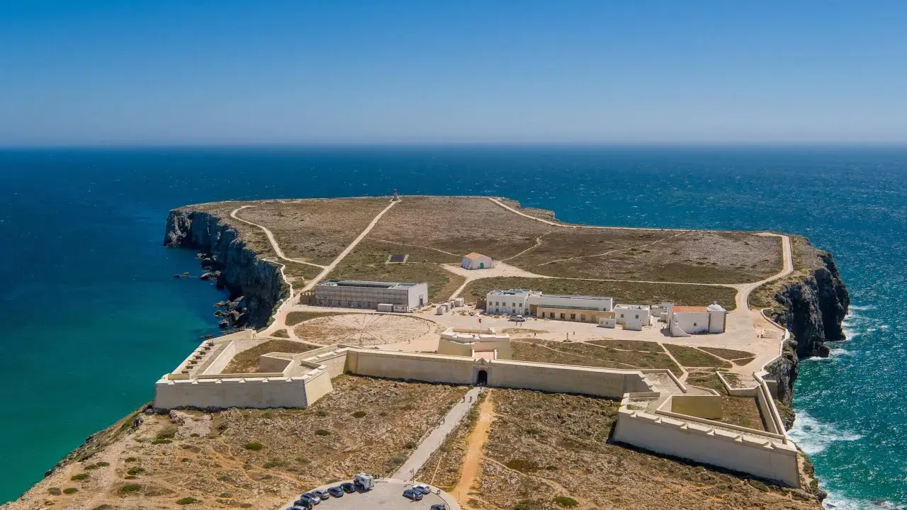 Die Fortaleza de Sagres, eine historische Festung, thront auf einer Klippe über dem türkisfarbenen Meer.