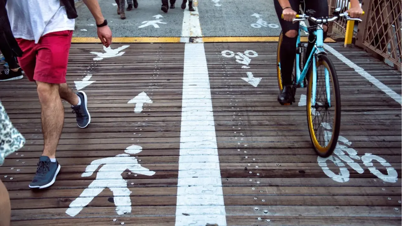 Rowerzysta jedzie po ścieżce rowerowej, a piesi po swojej. Czy rowerzysta ma obowiązek jazdy po ścieżce rowerowej?