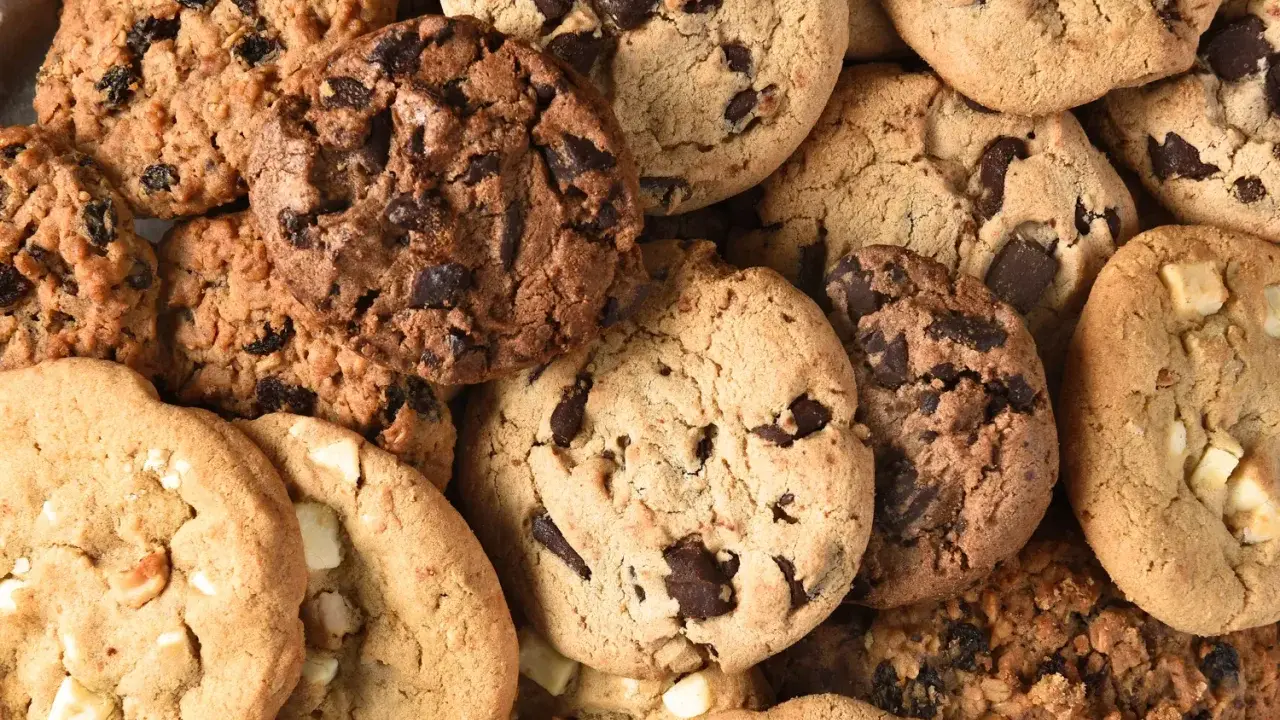 Un assortiment de cookies gourmands : chocolat, raisins secs, et blancs. Parfait pour une recette cookie croustillant réussie !