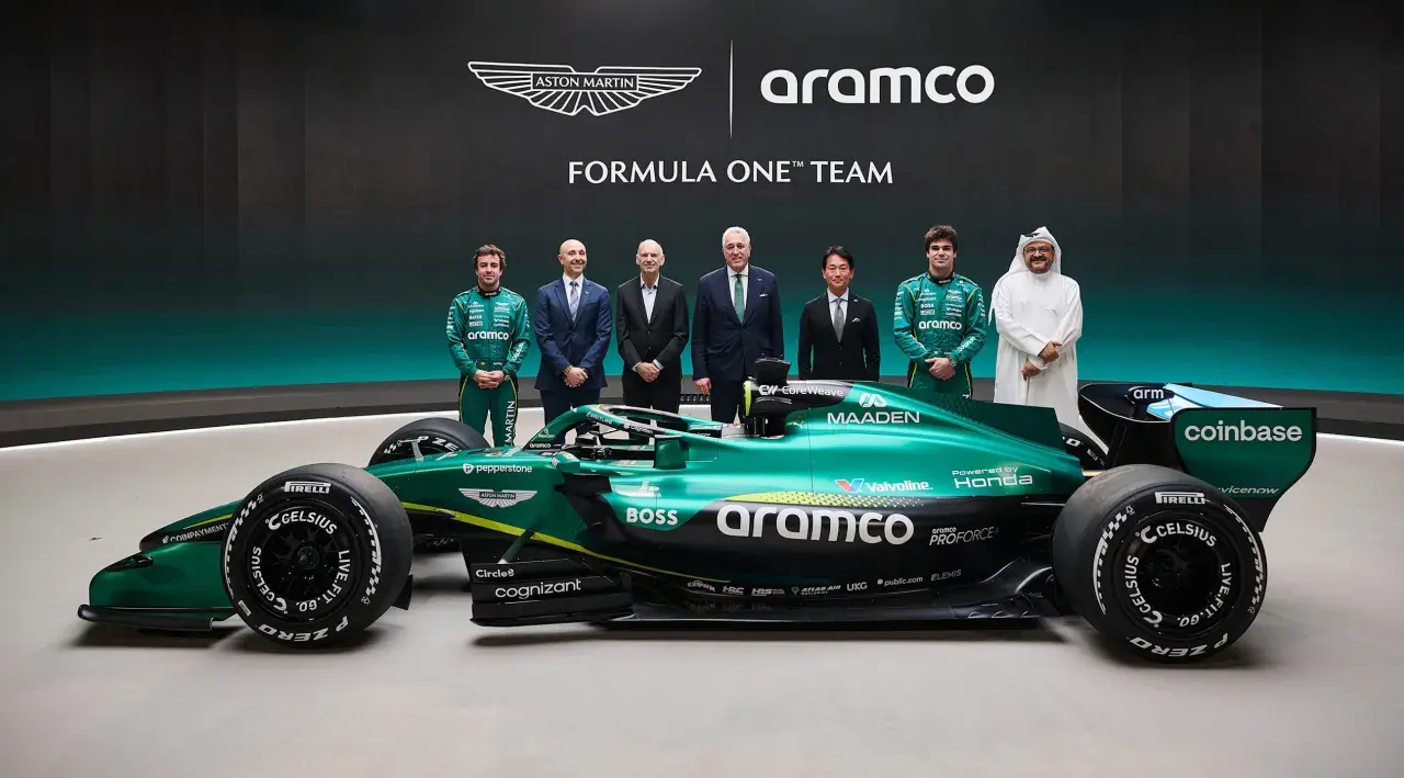 Fernando Alonso posa con el equipo Aston Martin y su nuevo coche de Fórmula 1. Noticias de Fernando Alonso.