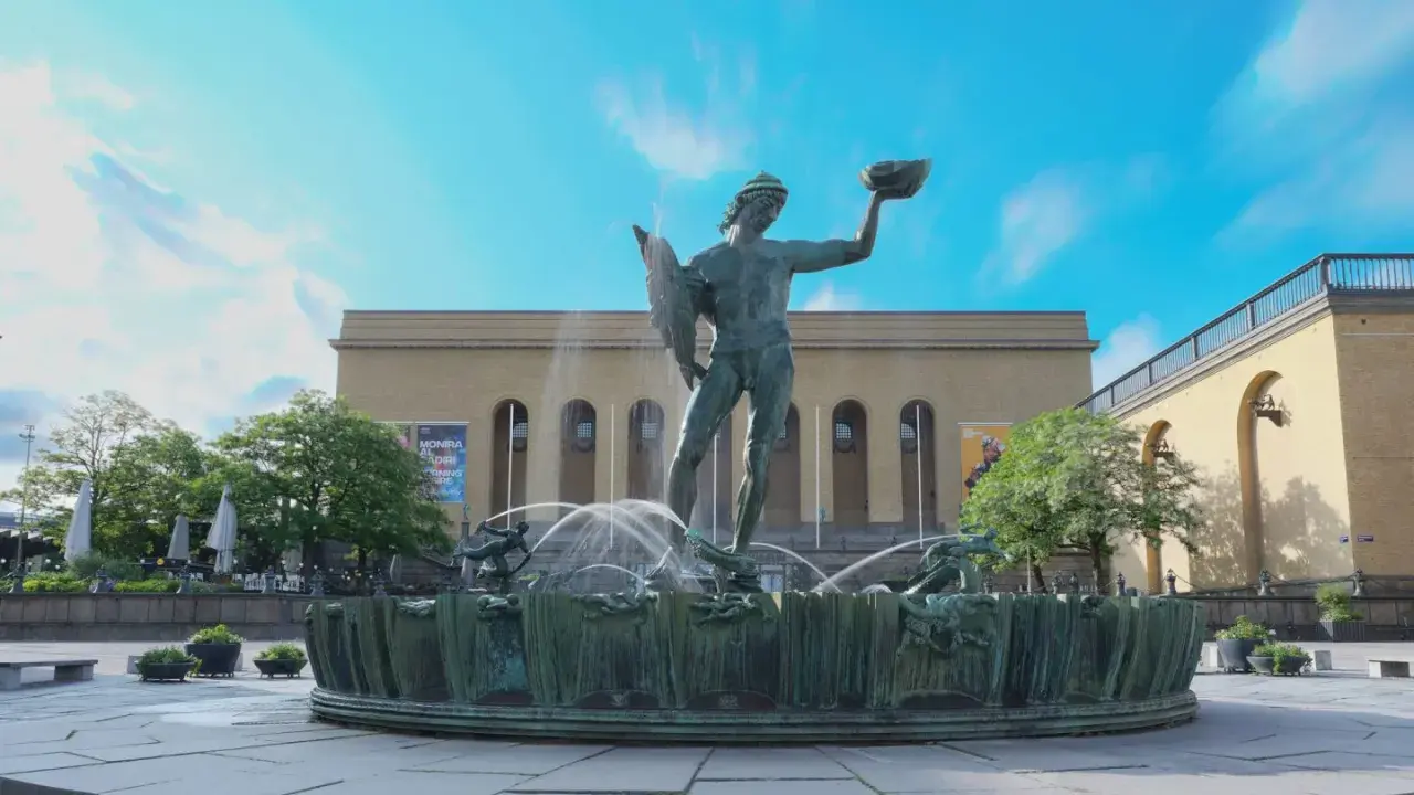Fontän med Poseidon framför Göteborgs konstmuseum.