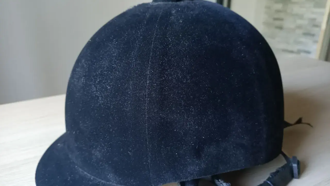Czapka na kask jeździecki: Jak wybrać styl i bezpieczeństwo?