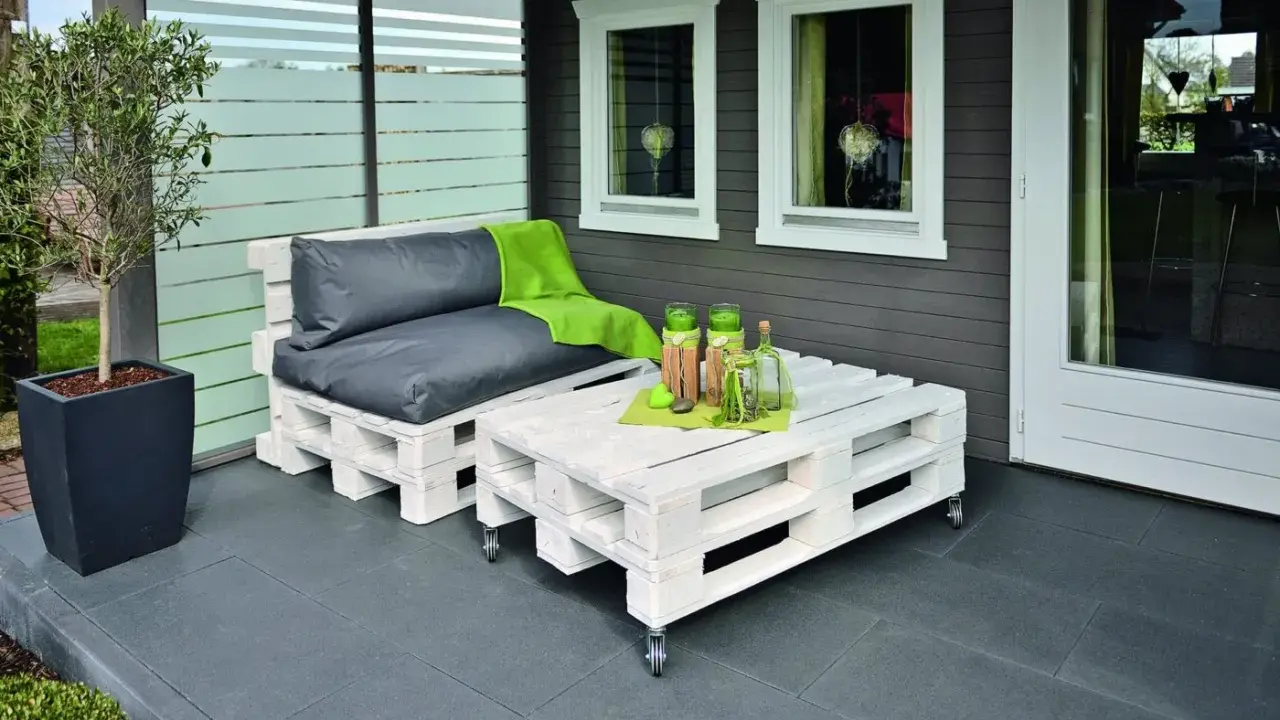 Sofá y mesa de centro hechos con palets de madera pintados de blanco. ¡Excelentes ideas para pintar palets de madera y crear muebles de exterior!