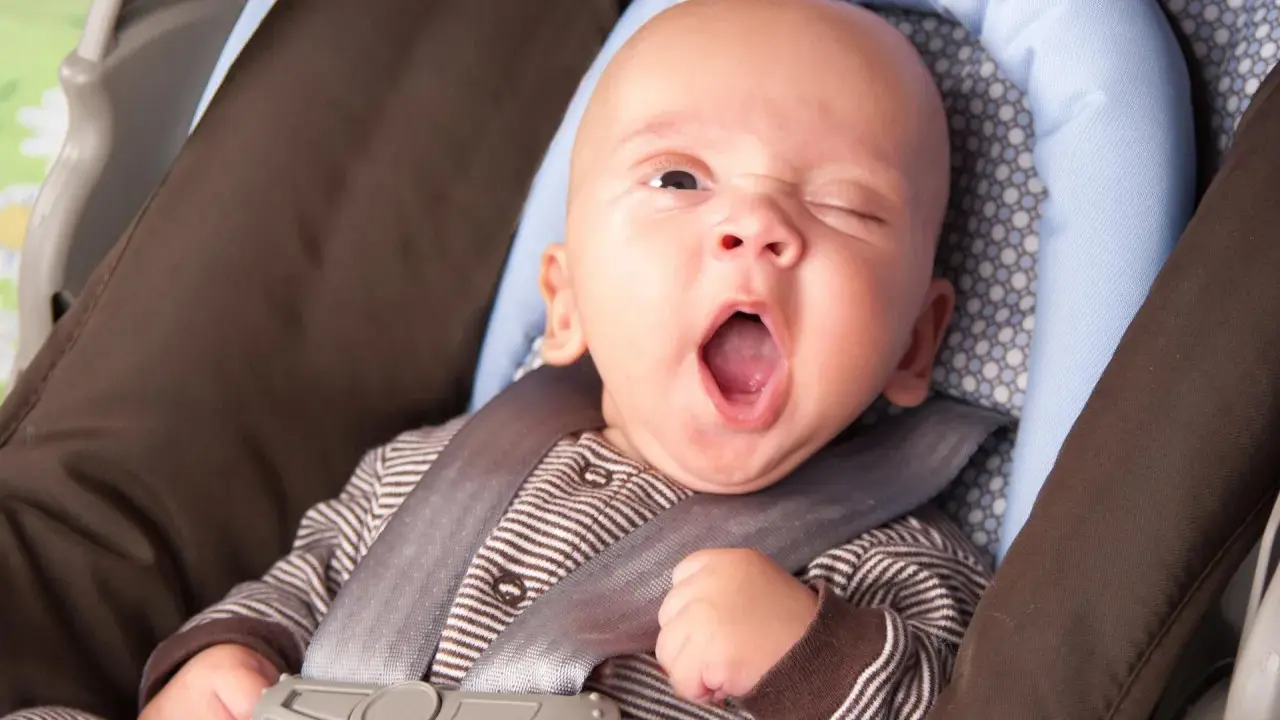 Malutki dzidziuś ziewa w foteliku Maxi-Cosi Cabriofix, gotowy na drzemkę.
