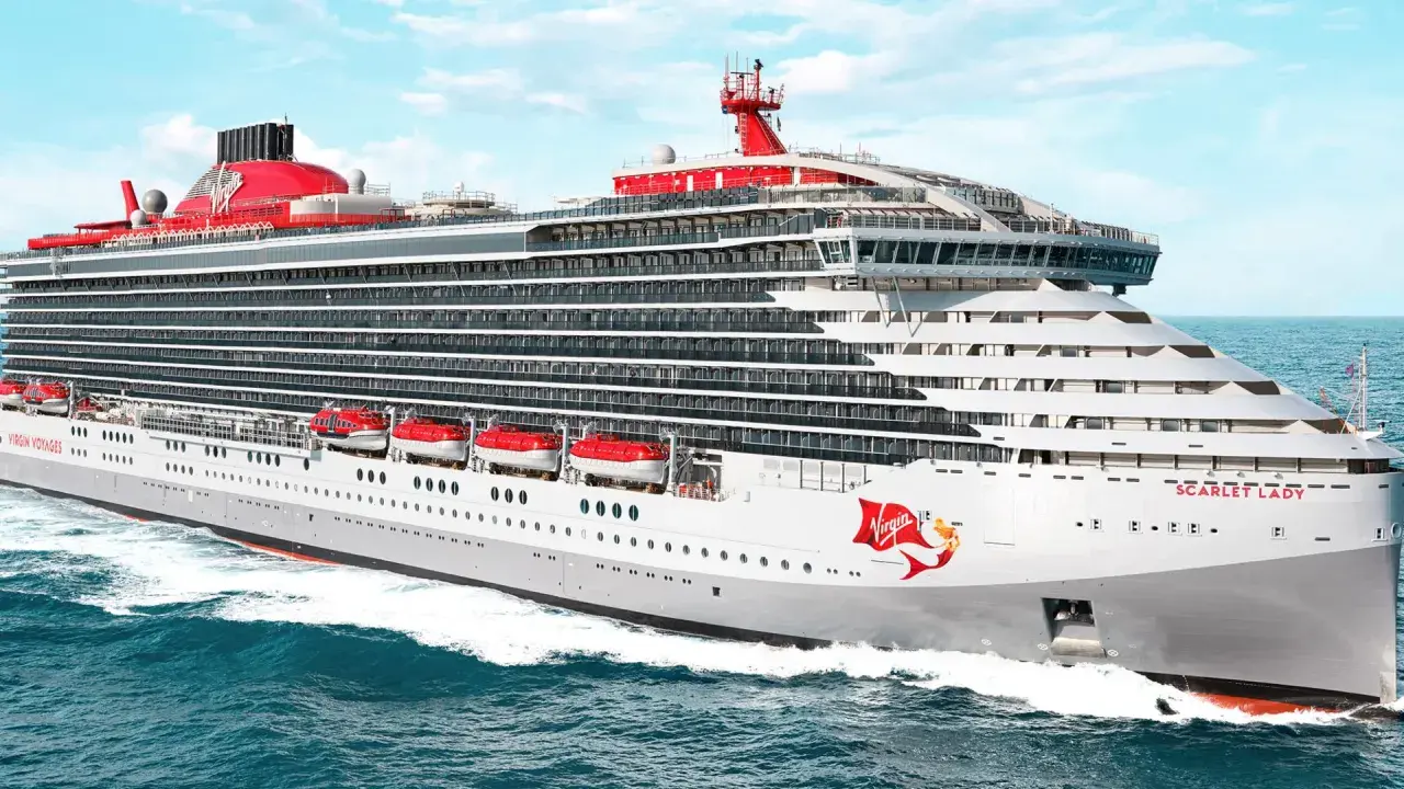 La nave Scarlet Lady di Virgin Voyages solca le acque blu. Chissà quanto costa una crociera ai Caraibi su questa meraviglia.