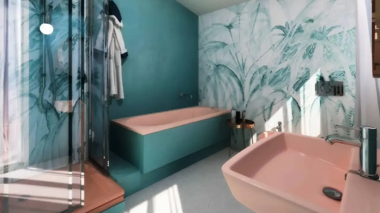 Bagno tropicale con vasca e lavabo rosa, doccia con carta da parati floreale. Idee per come rinnovare il bagno senza togliere le piastrelle.
