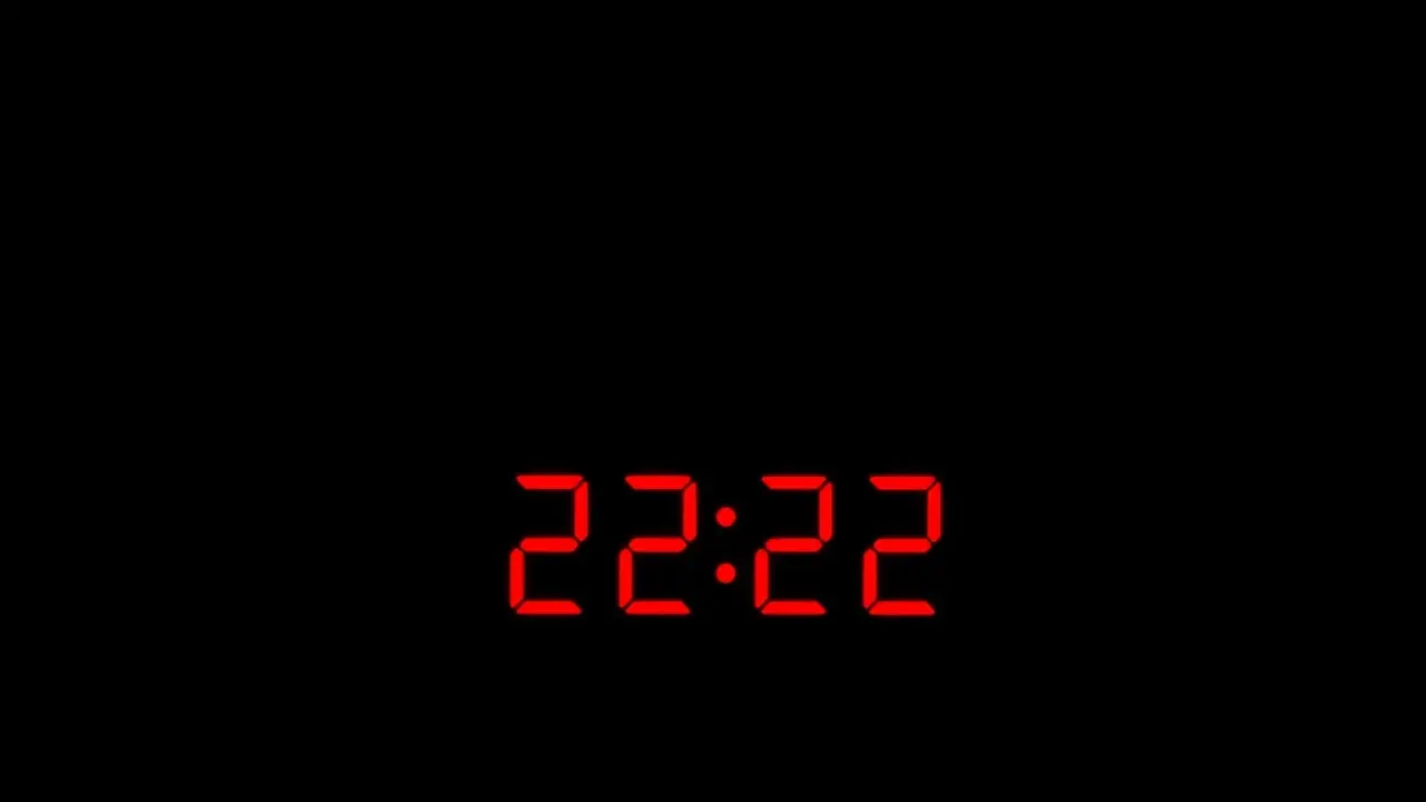 Cyfrowy zegar pokazuje 22:22. To czas, który dla wielu ma szczególne znaczenie, symbolizując równowagę i harmonię.