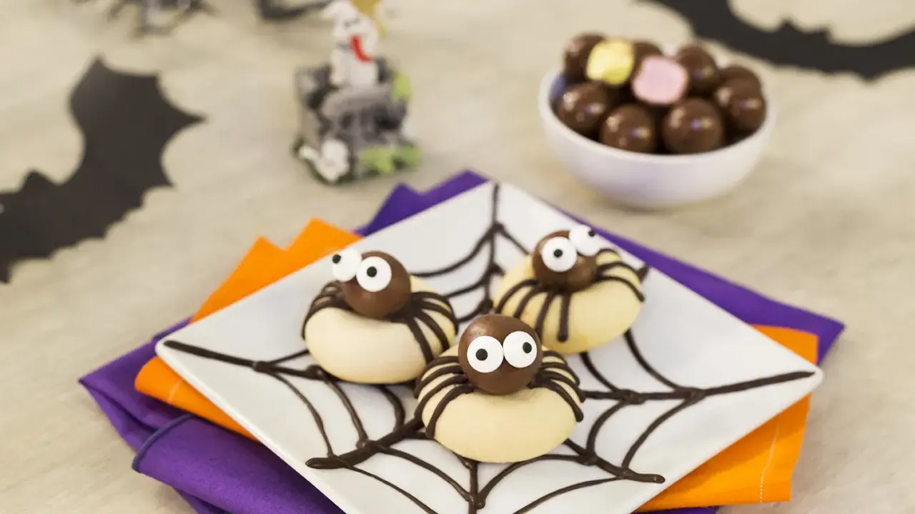 Deliciosas arañas de chocolate, perfectas para aprender como hacer arañas de chocolate para Halloween. ¡Son adorables y sabrosas!