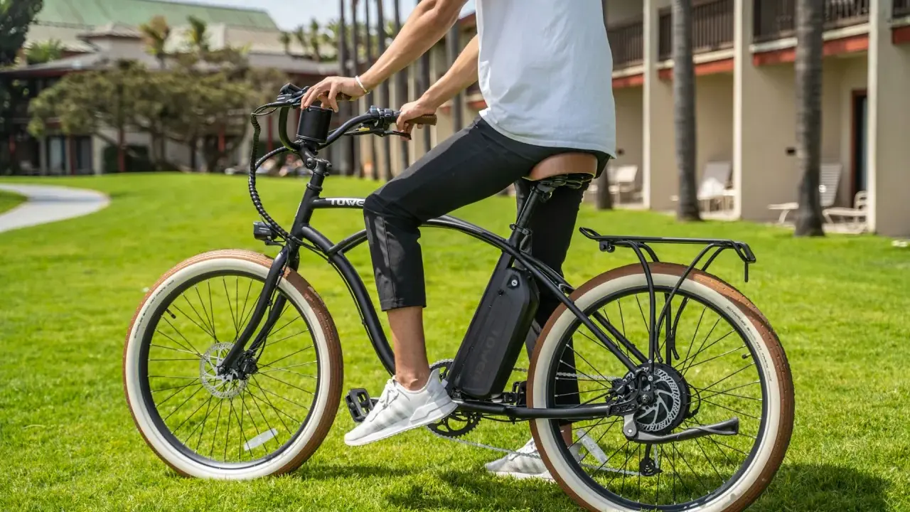 Mężczyzna na rowerze elektrycznym z baterią na ramie. Zastanawiasz się, jaki silnik do roweru elektrycznego wybrać? Ten model ma mocny silnik w tylnej piaście.