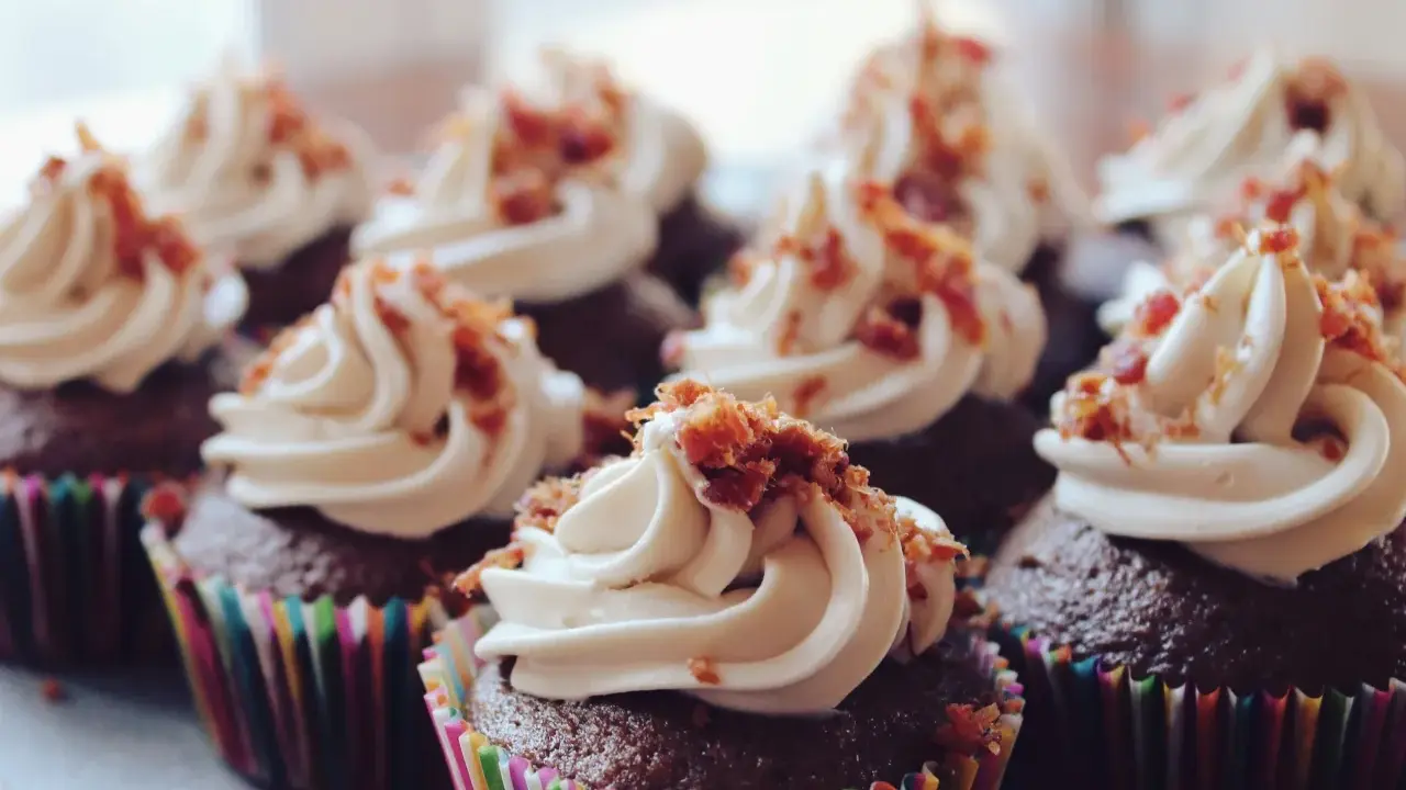 Schokoladen-Cupcakes mit cremiger Glasur und knusprigen Toppings. Perfekt für veganes Backen!