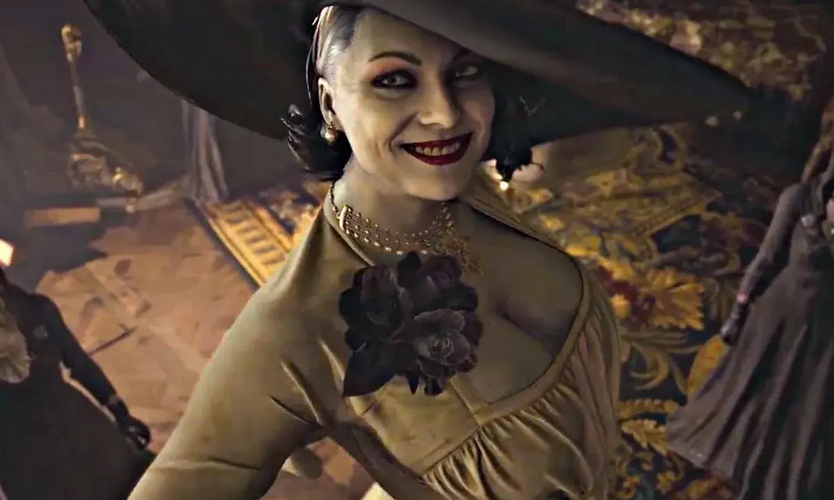Uśmiechnięta Lady Dimitrescu w eleganckiej sukni i kapeluszu, z naszyjnikiem i ozdobą z kwiatów na piersi.