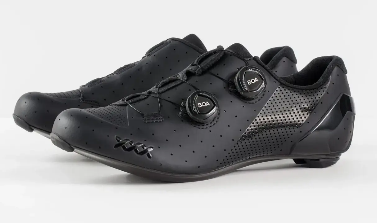 Czarne buty rowerowe z systemem BOA. Idealne, jeśli zastanawiasz się, jakie buty na rower wybrać dla maksymalnej wygody i dopasowania.