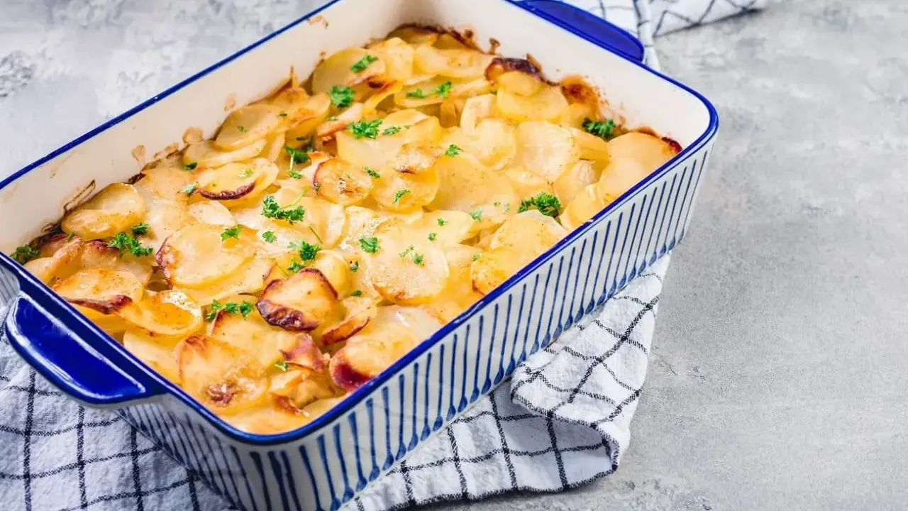 Goldbrauner Kartoffelauflauf mit Petersilie, ein köstliches Gericht, das zu den besten Auflauf Rezepten zählt.