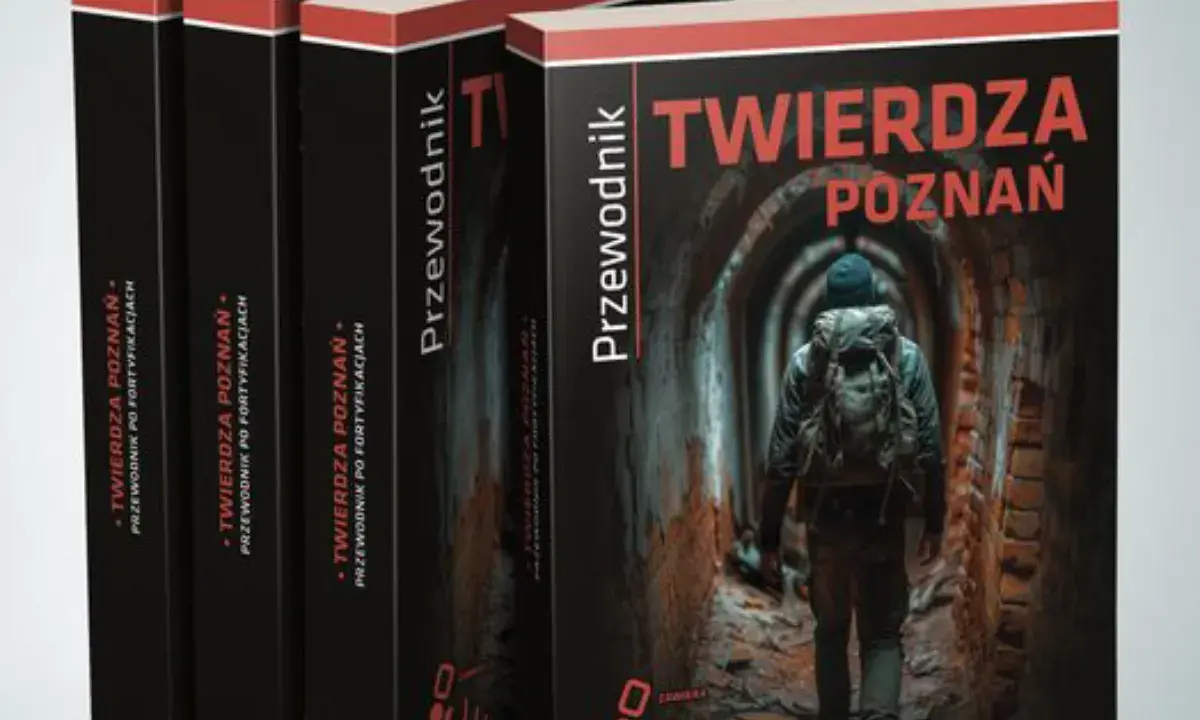 Książki "Twierdza Poznań. Przewodnik po fortyfikacjach" autorstwa Joanny Nowak. Na okładce turysta wchodzi do mrocznego tunelu.