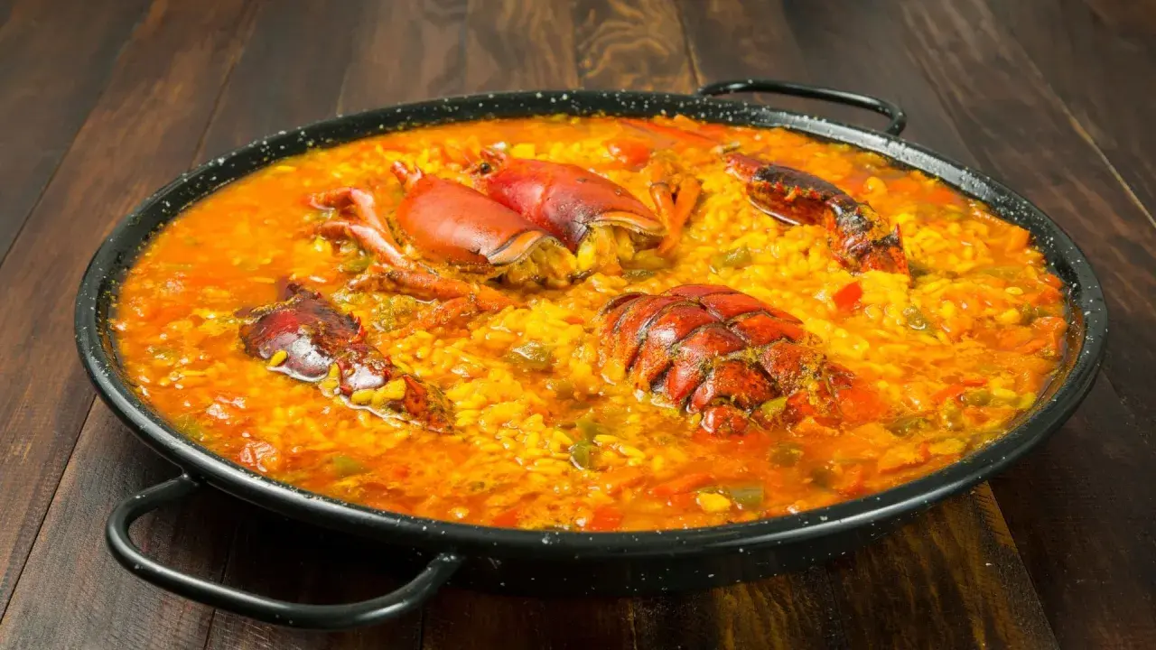 Paella de marisco con langosta, ideal para saber donde comer en Letur.