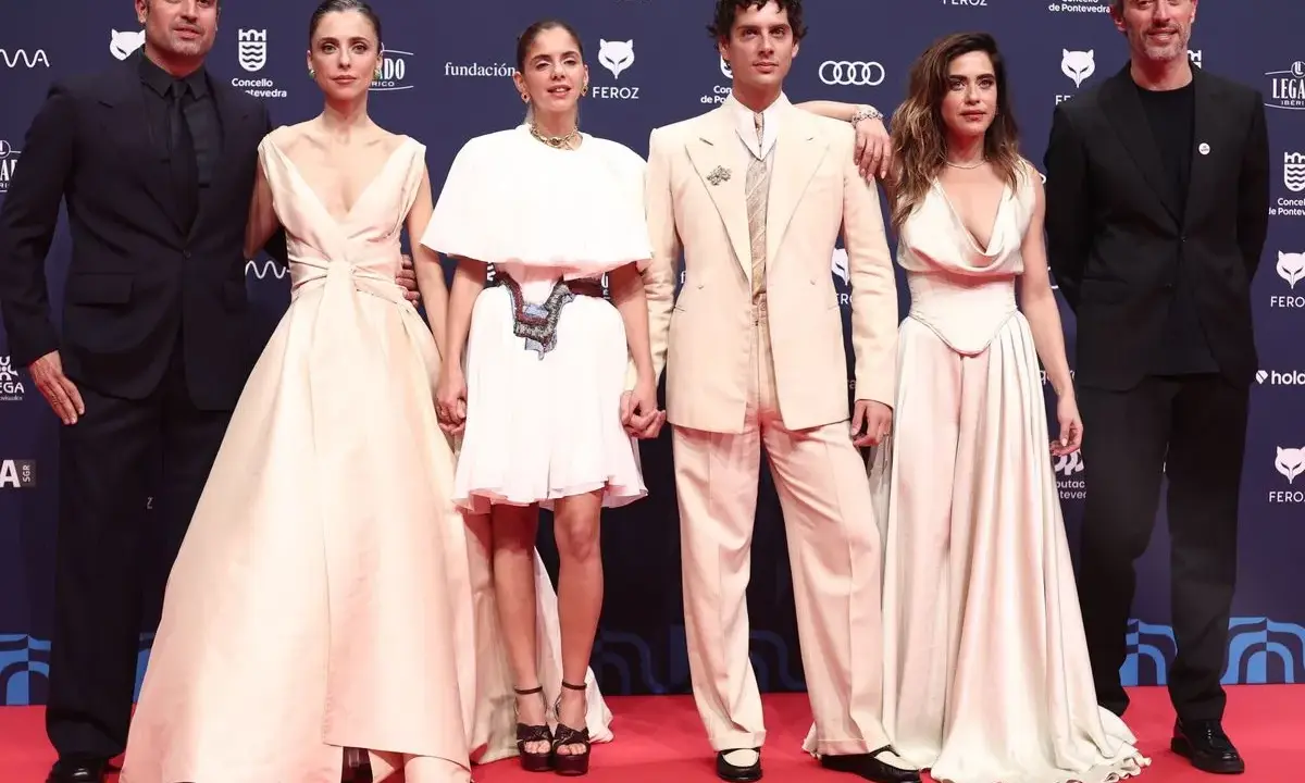 Seis personas posan en la alfombra roja de los premios Feroz.