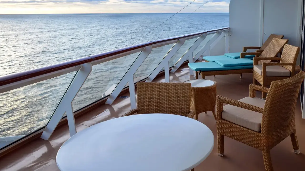 Balcone con mobili da esterno e vista sul mare, ideale per le cabine per 5 persone di Costa Crociere.