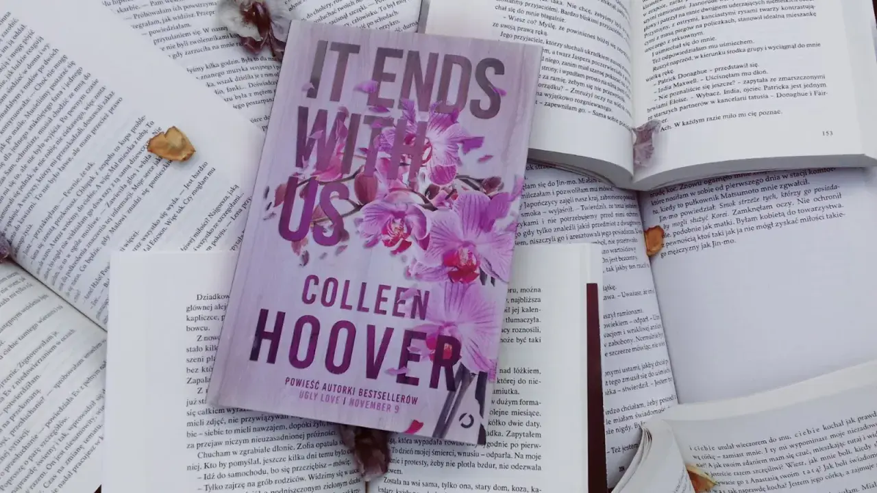 Książka "It Ends With Us" Colleen Hoover to historia o trudnych wyborach, miłości i przemocy.