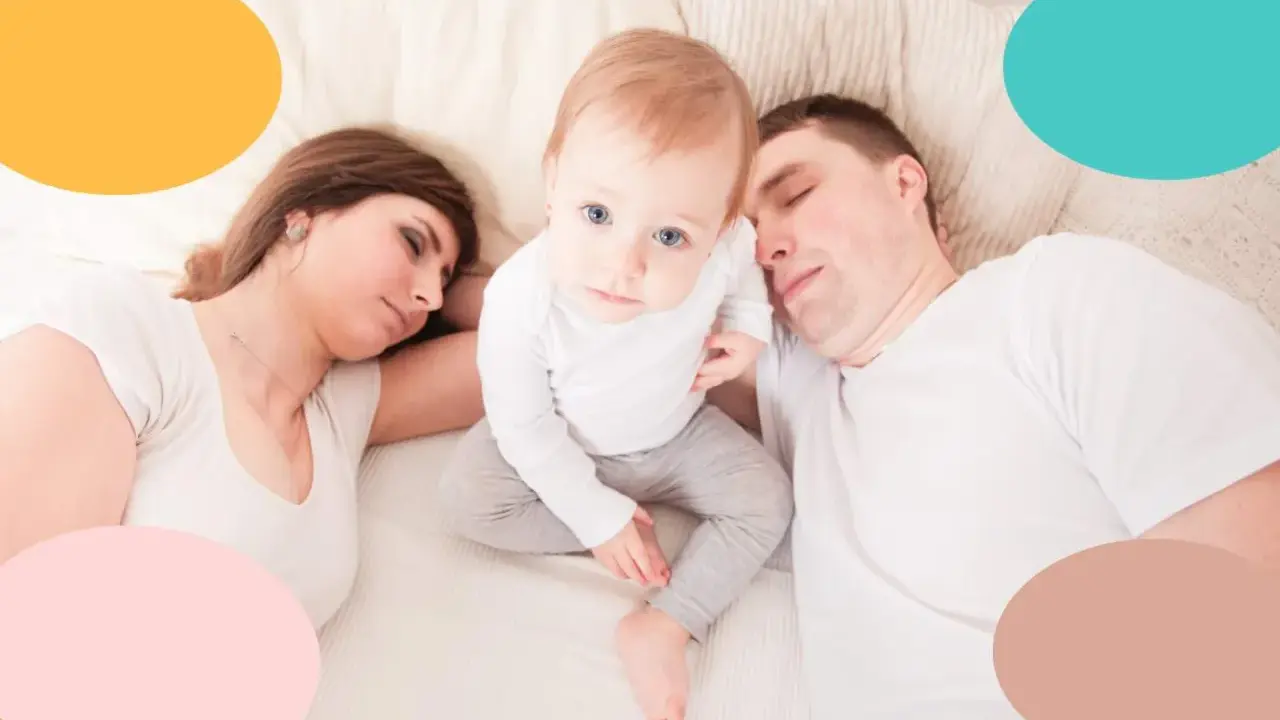 Mamá y papá duermen agotados mientras mi bebé se despierta cada 10 minutos, con sus grandes ojos azules mirando fijamente.