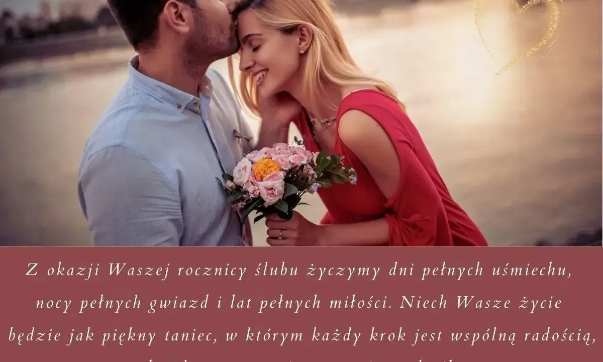 Para świętuje 18 rocznicę ślubu. On całuje ją w czoło, ona trzyma bukiet róż.
