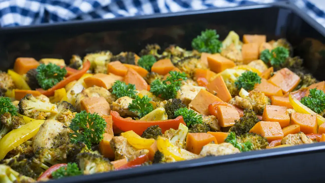 Buntes Ofengemüse mit Hähnchen und Süßkartoffeln, garniert mit Petersilie. Perfekt für histaminarme Rezepte.