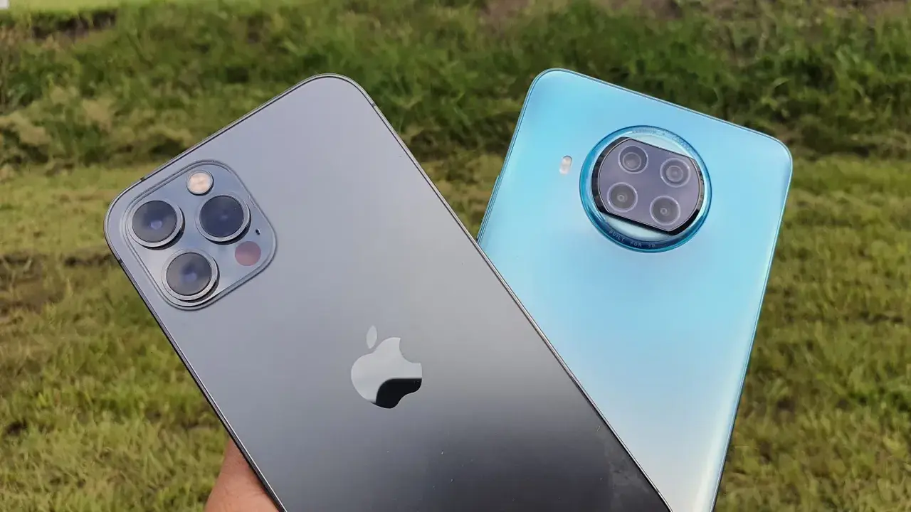 Szary iPhone i niebieski Android obok siebie. Który wybierasz?