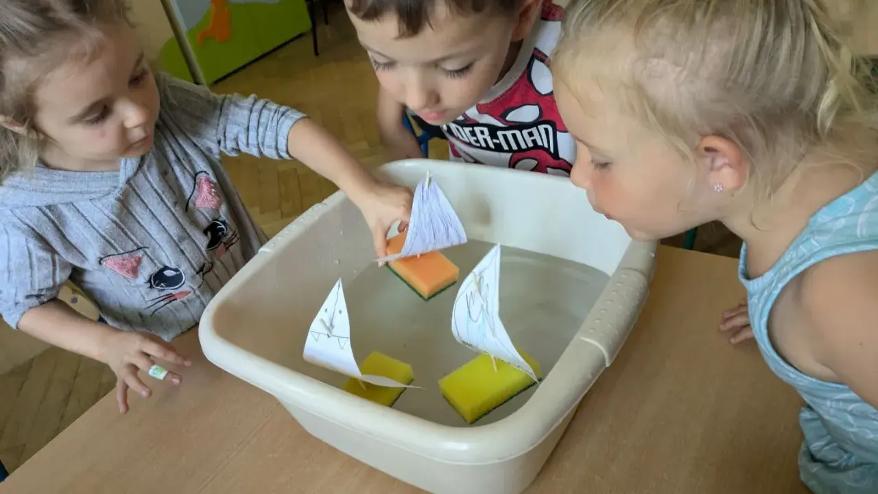 Zabawy sensoryczne z wodą: Odkryj moc rozwoju dziecka!