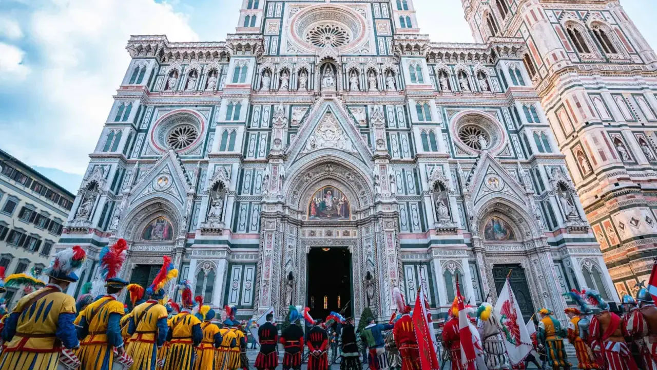 Cérémonie historique devant le Duomo de Florence, une fête florentine qui rappelle une date importante.