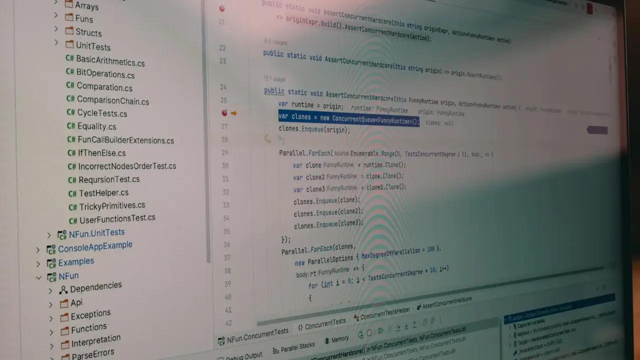 Kod C# pokazuje tworzenie wielu klonów obiektu, co jest przykładem testu scenariusza. Różnica między test case a test scenario jest kluczowa w testowaniu.
