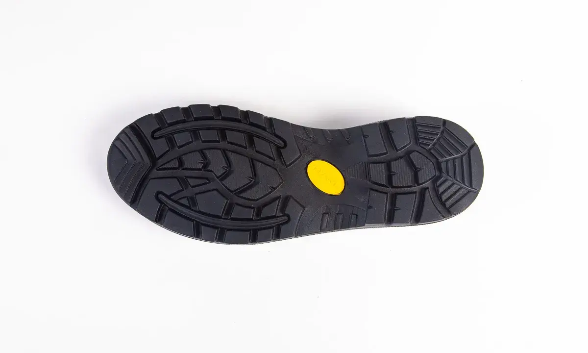 Czarna podeszwa buta z żółtym logo Vibram, gotowa do wymiany w butach, zapewniająca przyczepność.