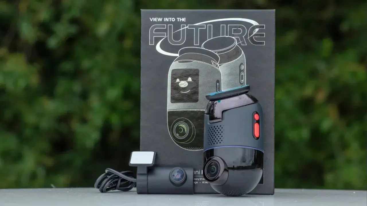 Dwa wideorejestratory 70mai, jeden z nich z zabawną buźką na opakowaniu, gotowe do podróży w przyszłość.