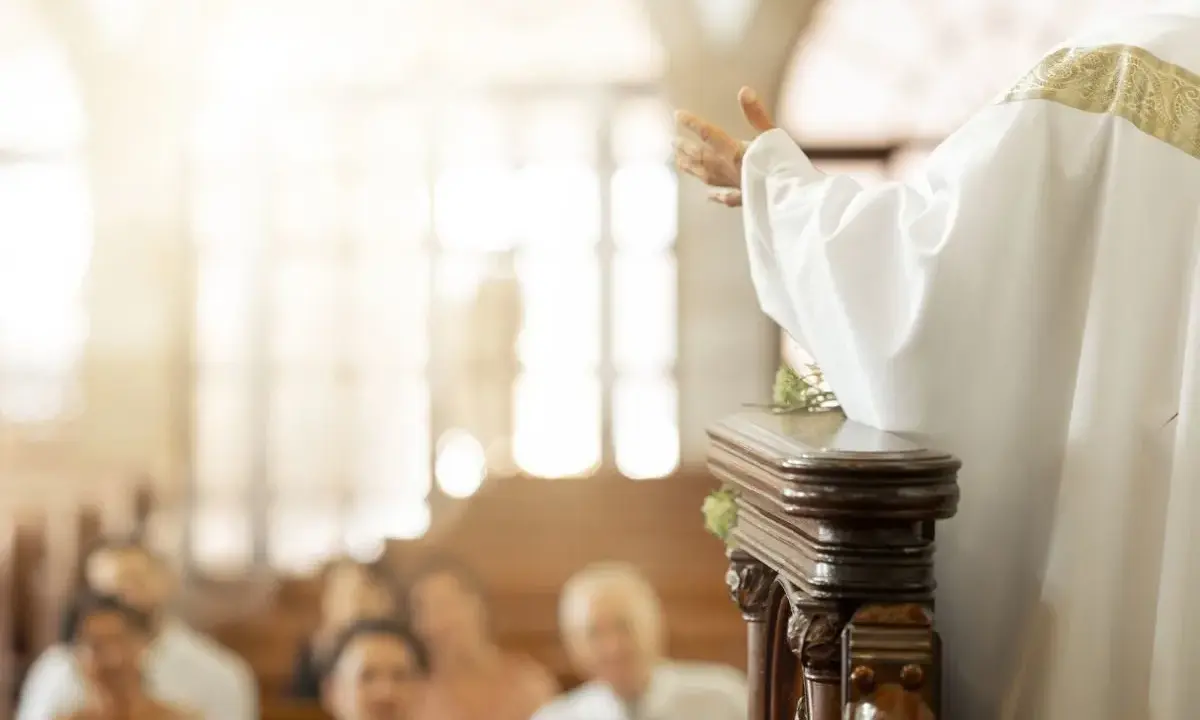 Ksiądz ogłasza zapowiedzi przedślubne. Ile niedziel zostało do ślubu? Wierni słuchają w kościele.