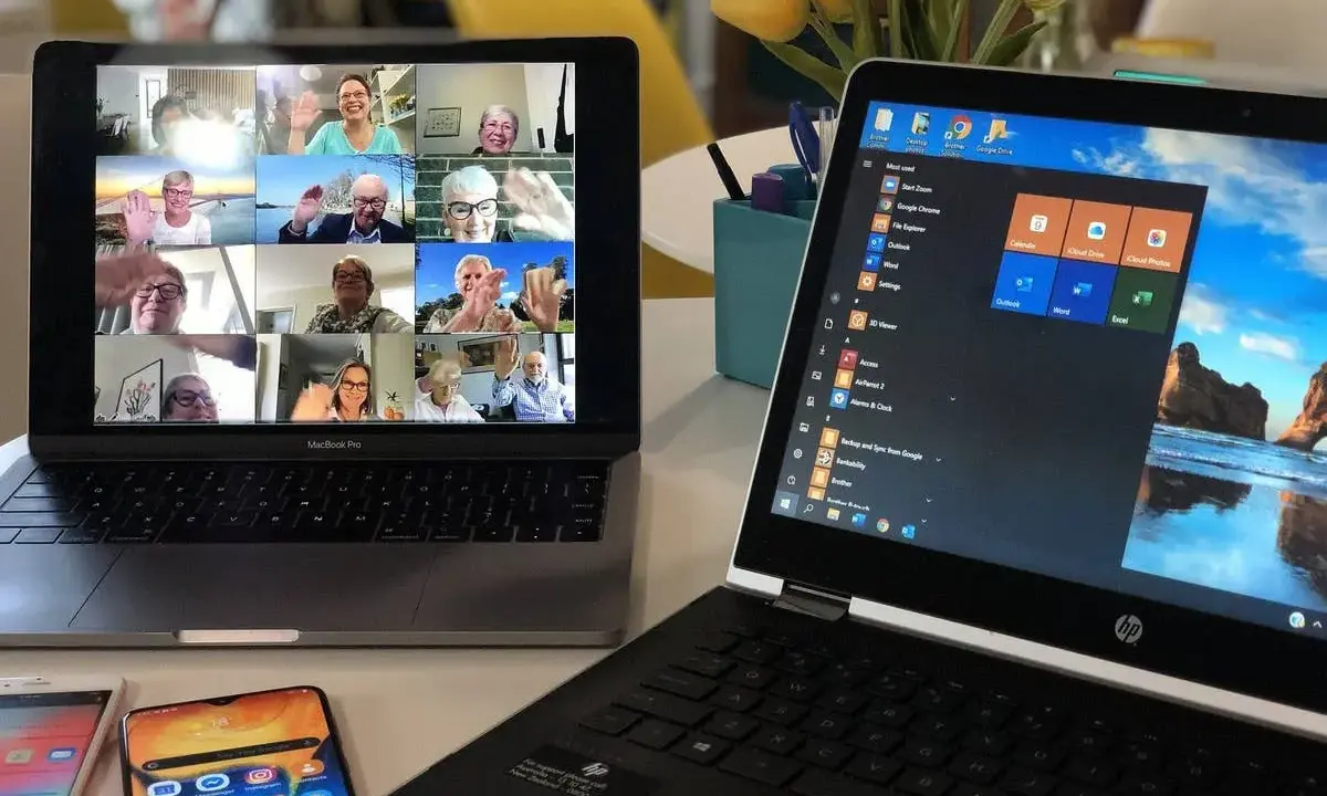 Mehrere Personen winken in einem Videoanruf. Ein schneller Internetanschluss macht solche Treffen möglich.