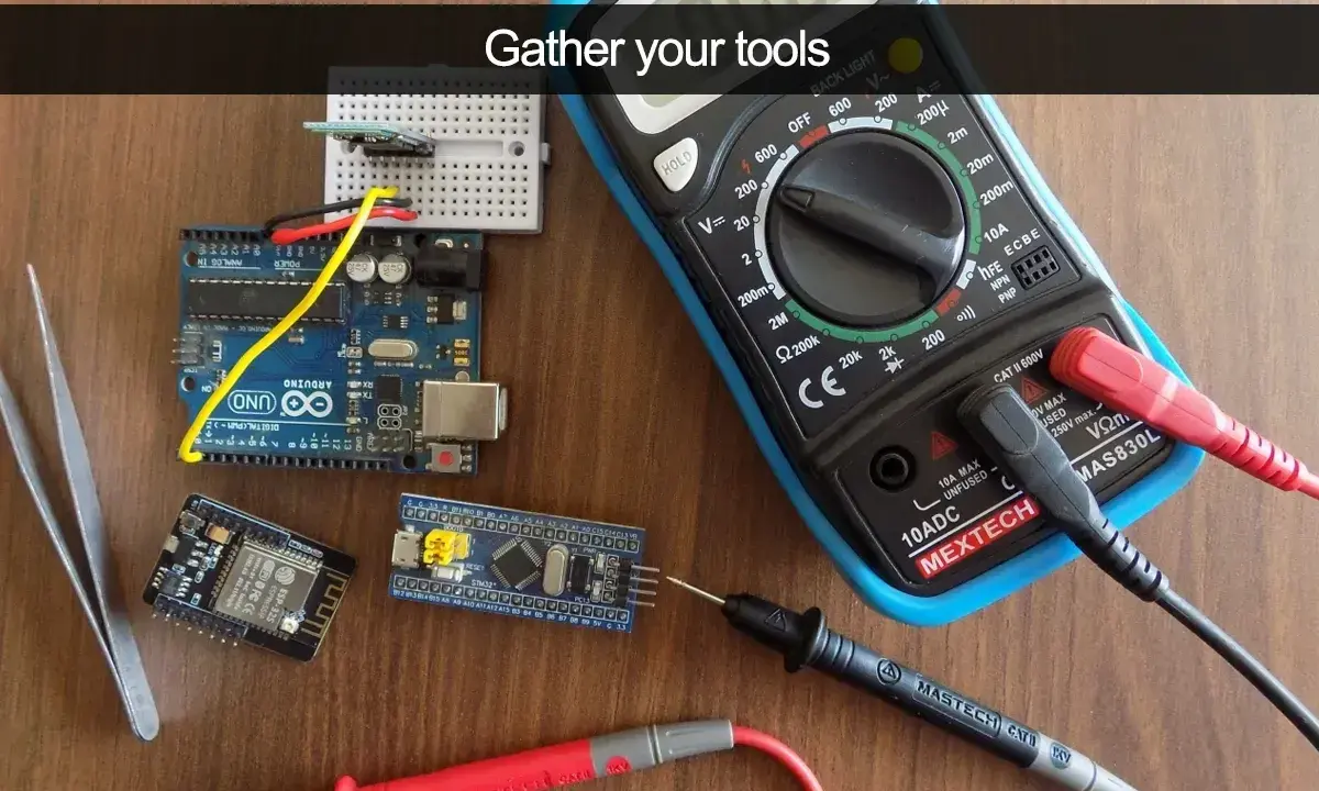 Multimètre, Arduino, et pinces pour comment tester une batterie de vélo électrique.