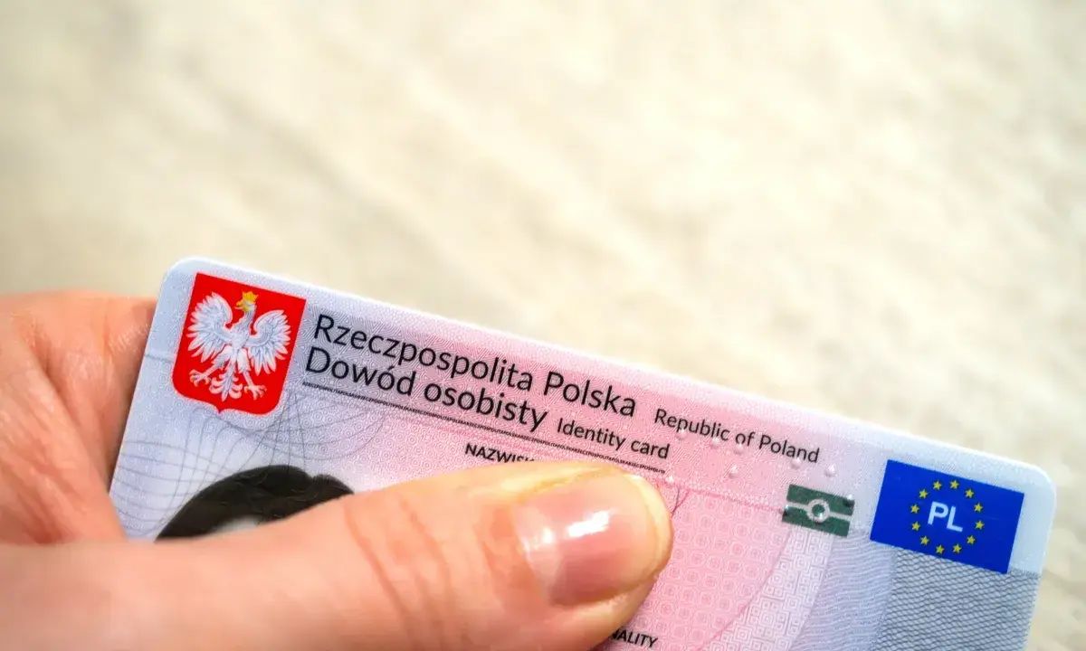 Polski dowód osobisty, niezbędny dokument, gdy zastanawiasz się, co jest potrzebne na studia.